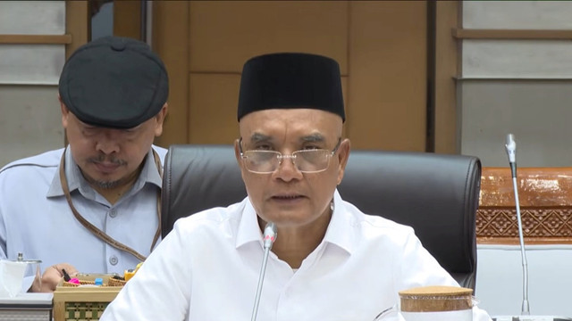 Ketua Komisi VIII DPR RI Marwan Dasopang memimpin rapat kerja Komisi VIII DPR RI bersama Kementerian Haji dan Umrah di Kompleks Parlemen, Senayan, Jakarta Pusat pada Senin (27/10/2025). Foto: Youtube/ TV Parlemen