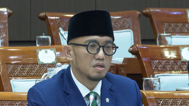 Wakil Menteri Haji dan Umrah Dahnil Anzar Simanjuntak mengikuti rapat kerja dengan Komisi VIII DPR RI di Kompleks Parlemen, Senayan, Jakarta Pusat pada Senin (27/10/2025). Foto: Youtube/ TV Parlemen
