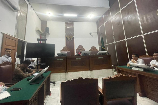 Sidang putusan praperadilan Delpedro Marhaen melawan Polda Metro Jaya, terkait kasus dugaan penghasutan aksi demo berujung ricuh Agustus 2025 di PN Jakarta Selatan, Senin (27/10/2025). Foto: Fadhil Pramudya/kumparan