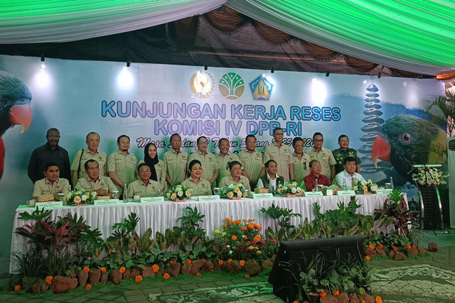 Acara seremonial repatriasi 40 ekor Burung Perkici Dada Merah dari Inggris ke Bali oleh Kementerian Perhutanan dan Anggota Komisi IV DPR RI dan di Kantor BKSDA Bali, Kota Denpasar, Senin (27/10/2025). Foto: Denita BR Matondang/kumparan