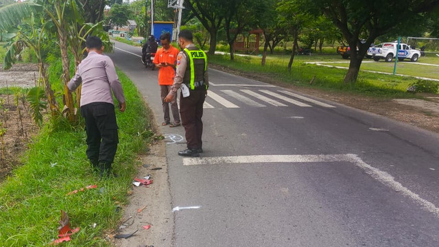 Petugas, saat lakukan olah TKP kecelakaan lalu lintas di Jalan PUK, turut Desa Kesongo, Kecamatan Kedungadem, Kabupaten Bojonegoro. Senin (27/10/2025) (Aset: Istimewa)