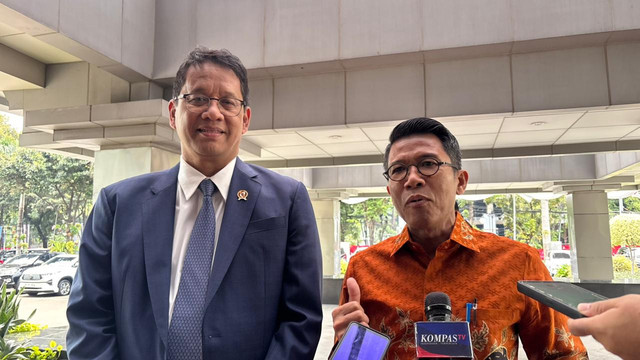 Menteri Keuangan Purbaya Yudhi Sadewa bersama Ketua Komisi XI Mukhamad Misbakhun di Kementerian Keuangan, Senin (27/10/2025). Foto: Ave Airiza Gunanto/kumparan