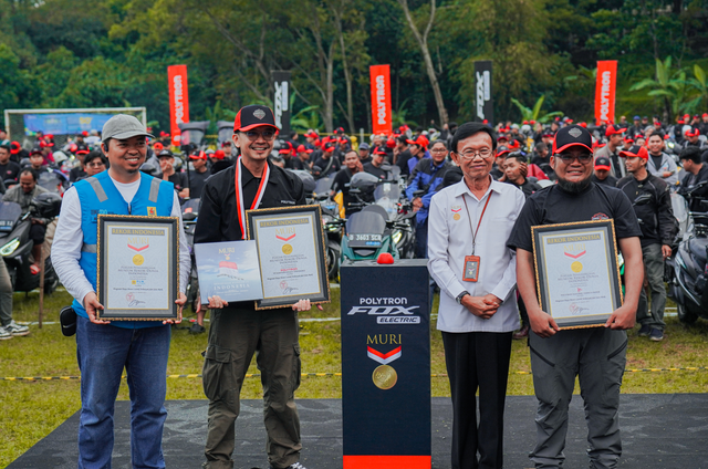 Polytron cetak rekor MURI untuk pengisian daya motor listrik terbanyak dari satu jenama. Foto: Dok. Polytron
