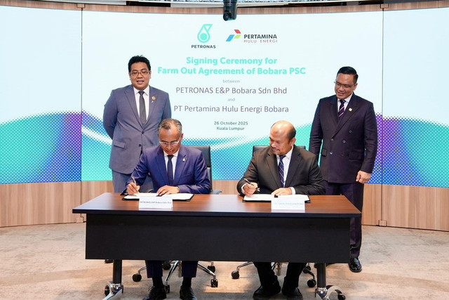 Penandatanganan Farm-Out Agreement (FOA) PT Pertamina Hulu Energi (PHE) dengan Petroliam Nasional Berhad (Petronas) terkait Kontrak Bagi Hasil (Production Sharing Contract/PSC) Blok Bobara, Minggu (26/10/2025). Foto: PHE
