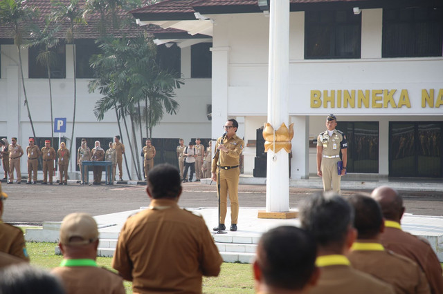 Wamendagri Bima Arya Sugiarto memimpin apel perdana Rakor Sinkronisasi Program dan Kegiatan Kementerian/Lembaga Pemerintah Non-Kementerian dengan Pemda Tahun 2025 di Lapangan Parade Kampus IPDN Jatinangor, Kabupaten Sumedang, Jabar, Senin (27/10). Foto: Kemendagri RI