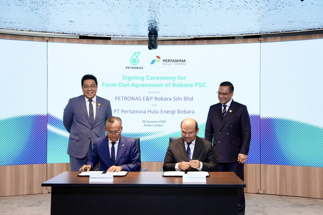 Direktur PETRONAS E&P Bobara Sdn. Bhd. Yuzaini Md Yusof (kedua dari kiri) serta Direktur PT Pertamina Hulu Energi Bobara Muhamad Arifin (kedua dari kanan) saat penandatanganan Farm-Out Agreement (FOA) dalam Kontrak Bagi Hasil Bobara yang disaksikan PETRONAS President dan Group CEO Tan Sri Tengku Muhammad Taufik (kiri) dan Direktur Utama/CEO PT Pertamina (Persero) Simon Aloysius Mantiri (kanan) pada KTT ASEAN Summit ke-47 Tahun 2025 di Kuala Lumpur, Malaysia, Minggu (26/10/2025). Foto: Dok. Pertamina