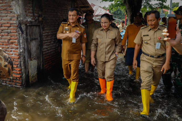Gubernur Jawa Tengah Ahmad Luthfi meninjau banjir di Genuk, Kota Semarang, Senin (27/10/2025). Foto: Pemprov Jawa Tengah