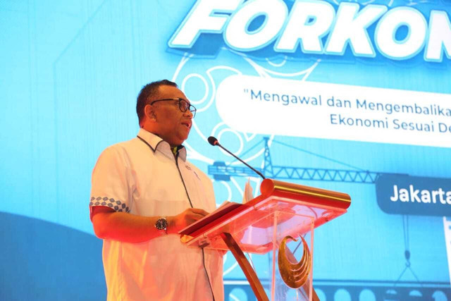 Wamenaker Afriansyah Noor memberi sambutan pada Seminar Nasional Forum Komunikasi Sekar BUMN Tahun 2025 di Jakarta, Senin (27/10/2025). Foto: Kemenaker RI