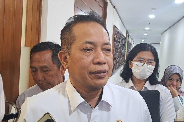 Menteri Koperasi (Menko) Ferry Juliantono usai Rapat Koordinasi Terbatas di Grha Mandiri, Senin (27/10/2025). Foto: Fariza Rizky Ananda/kumparan
