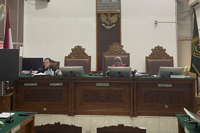 Sidang putusan praperadilan admin Gejayan Memanggil, Syahdan Husein terkait penetapan tersangka kasus dugaan penghasutan dalam aksi demonstrasi yang berujung ricuh pada Agustus 2025 lalu di PN Jakarta Selatan, Senin (27/10/2025). Foto: Fadhil Pramudya/kumparan