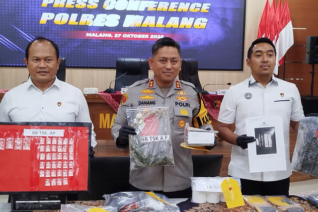 Kapolres Malang, AKBP Danang Setiyo Pambudi Sukarno (tengah) saat konferensi pers di Polres Malang, Senin (27/10/2025). Foto: kumparan