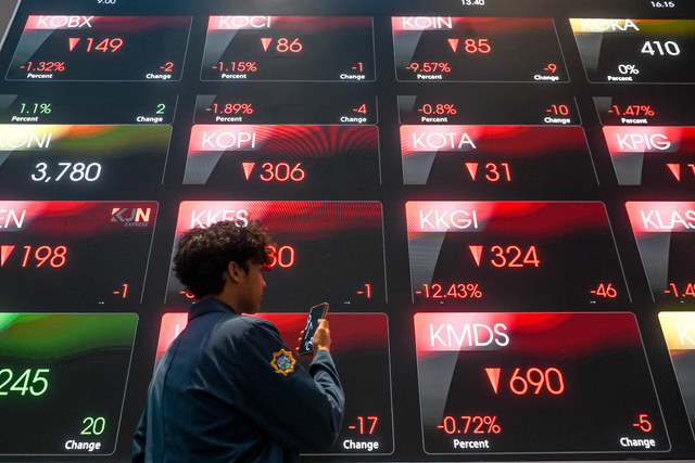 Pengunjung melihat layar yang menampilkan pergerakan harga saham di Bursa Efek Indonesia, Jakarta, Senin (27/10/2025). Foto: Hafidz Mubarak A/ANTARA FOTO