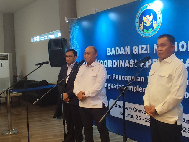 Kepala BGN, Dadan Hindayana (tengah), dalam kegiatan rapat koordinasi dan evaluasi teknis pelaksanaan Makan Bergizi Gratis di Ancol, Jakarta Utara, pada Senin (27/10/2025). Foto: Rachmadi Rasyad/kumparan
