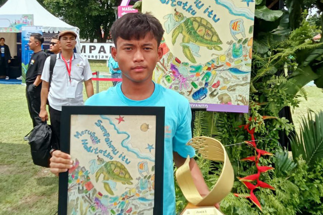 Siswa Sekolah Rakyat Menengah Atas (SRMA) 9 Jakarta Timur, Aderiyanto, berhasil meraih juara pertama lomba poster yang diikuti 497 karya dari 92 Sekolah Rakyat se-Indonesia dalam rangka Hari Habitat Dunia dan Hari Kota Dunia 2025. Foto: Kemensos RI