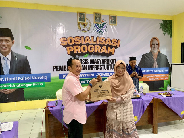 Anggota DPR RI Meitri Citra Wardani, saat meresmikan Instalasi Pengolahan Air Limbah (IPAL) di SDIT Brilliant, Mojoagung, Kabupaten Jombang, Jawa Timur, Rabu (22/10/2025). Foto: Dok. Istimewa