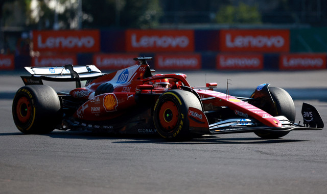 Charles Leclerc dari Ferrari beraksi saat balapan di Grand Prix Mexico City, Minggu (26/10/2025). Foto: Raquel Cunha/REUTERS