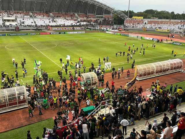 Suporter saat turun dari bangku penonton sebagai bentuk kekecewaanya terhadap manajemen Sriwijaya FC, ketika laga Sriwijaya FC melawan Bekasi FC di Stadion Gelora Sriwijaya Palembang dengan skor akhir 1-3. Foto : Abdullah Toriq/Urban Id