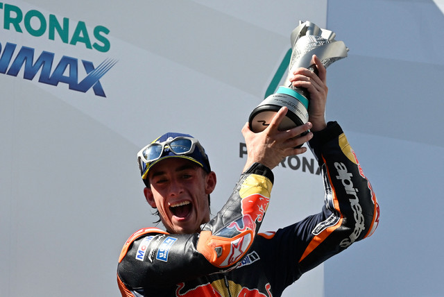 Pedro Acosta dari Red Bull KTM Factory Racing yang berada di posisi kedua merayakan kemenangannya dengan trofi di podium setelah balapan MotoGP Grand Prix Malaysia di Sirkuit Internasional Sepang, Sepang, Malaysia (26/10/2025). Foto: NAJJUA ZULKEFLI/REUTERS