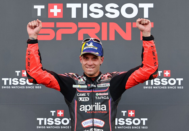Marco Bezzecchi dari Aprilia Racing merayakan kemenangannya dalam sprint race MotoGP Grand Prix Indonesia di Mandalika International Street Circuit, Mandalika (4/10/2025). Foto: Willy Kurniawan/REUTERS