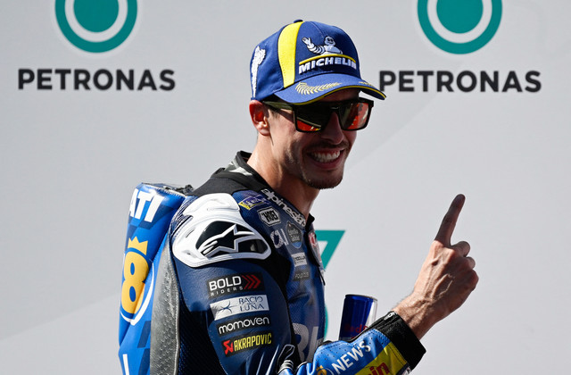 Alex Marquez dari BK8 Gresini Racing MotoGP melakukan selebrasi usai memenangi balapan MotoGP Grand Prix Malaysia di Sirkuit Internasional Sepang, Sepang, Malaysia (26/10/2025). Foto: NAJJUA ZULKEFLI/REUTERS