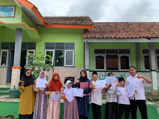 Pembagian hadiah lomba fashion show