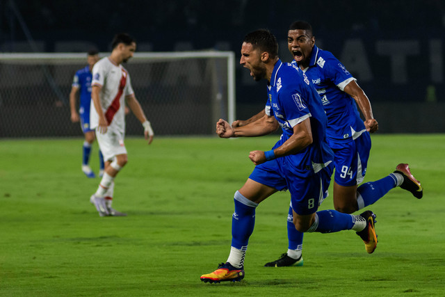 Pesepak bola Persib Bandung Luciano Guaycochea (kedua kanan) bersama Uilliam Barros Pereira (kanan) melakukan selebrasi pada pertandingan BRI Super League di Stadion Gelora Bandung Lautan Api (GBLA), Bandung, Jawa Barat, Senin (27/10/2025). Foto: Abdan Syakura/ANTARA FOTO