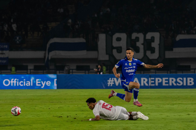 Pesepak bola Persib Bandung Eliano Johannes Reijnders berebut bola dengan pesepak bola Persis Solo Giovani Jorim Herzon Dacosta Numberi (kiri) pada pertandingan BRI Super League di Stadion Gelora Bandung Lautan Api, Bandung, Senin (27/10/2025). Foto: Abdan Syakura/ANTARA FOTO