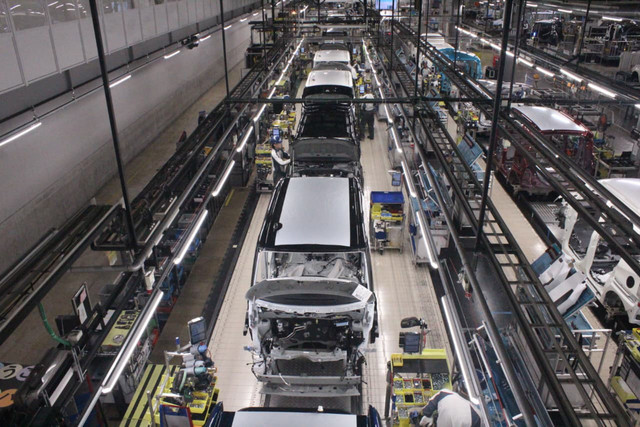 Proses perakitan mobil di pabrik Daihatsu di Osaka, Jepang. Foto: Fitra Andrianto/kumparan