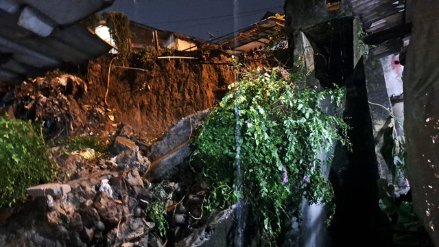 Tembok penahan tanah (TPT) di Kampung Sindang Resmi, Kota Bogor, ambruk akibat hujan deras, Senin (27/10/2025). Foto: BPBD Kota Bogor