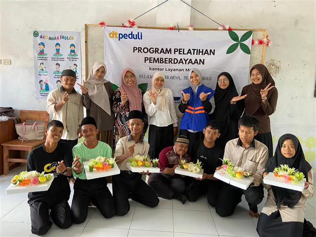 Siswa Pondok Inklusi SLB Tri Bakti Al Qudwah ikuti Pelatihan Menghias Tumpeng (Sumber : DT Peduli)
