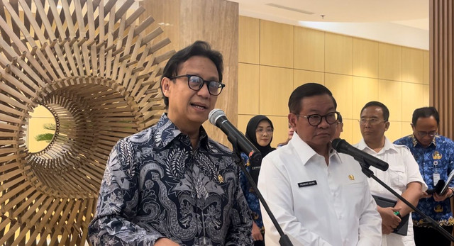 Menteri Kesehatan Budi Gunadi Sadikin dan Gubernur DKI Jakarta Pramono Anung di Kantor Kemenkes, Setiabudi, Jakarta Selatan, Selasa (28/10). Foto: Nasywa Athifah/kumparan
