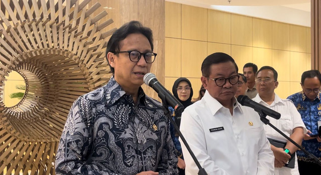 Menteri Kesehatan Budi Gunadi Sadikin dan Gubernur DKI Jakarta Pramono Anung di Kantor Kemenkes, Setiabudi, Jakarta Selatan, Selasa (28/10). Foto: Nasywa Athifah/kumparan