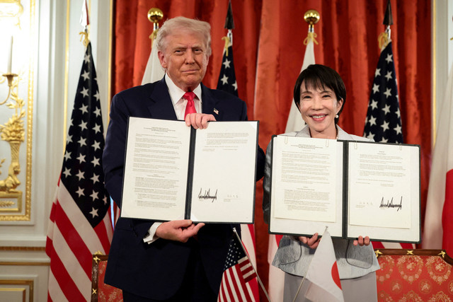 Presiden AS Donald Trump dan Perdana Menteri Jepang Sanae Takaichi menunjukkan dokumen yang telah ditandatangani terkait pengamanan pasokan mineral penting dan tanah jarang di Istana Akasaka di Tokyo, Jepang, Selasa (28/10/2025). Foto: Evelyn Hockstein/REUTERS