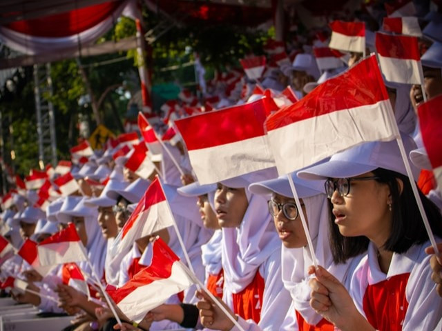 Ilustrasi menyanyikan lagu untuk Hari Pahlawan. Sumber: Unsplash.