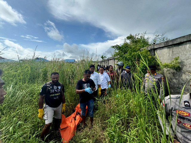 Polres Merauke mengevakuasi mayat anak perempuan berusia 11 tahun di area semak-semak Gang Israel, Kabupaten Merauke, Papua Selatan, Senin (27/10/2025). Foto: Dok. Polres Merauke