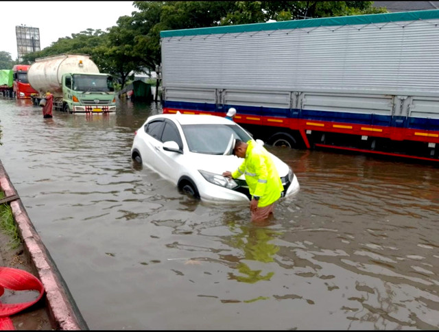 Sejumlah kendaraan melintasi banjir di Jalan Pantura Kaligawe, Kota Semarang, Selasa (28/10/2025) Foto: Dok. Istimewa