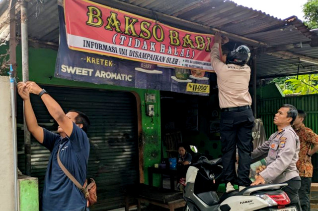 Warung bakso yang dipasangi spanduk nonhalal di Kelurahan Ngestiharjo, Bantul, Yogyakarta. Foto: Antara/HO-DMI Ngestiharjo