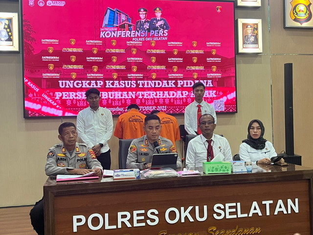 Kapolres OKU Selatan, AKBP I Made Redi Hartana saat melakukan press rilis penangkapan dua pelaku terkait kasus dugaan pemerkosaan. Foto : Dok Polres OKU Selatan