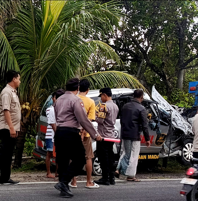 Mobil ambulans yang menabrak truk di Sampang, Selasa (28/10/2025). Foto: Dok. Polres Sampang