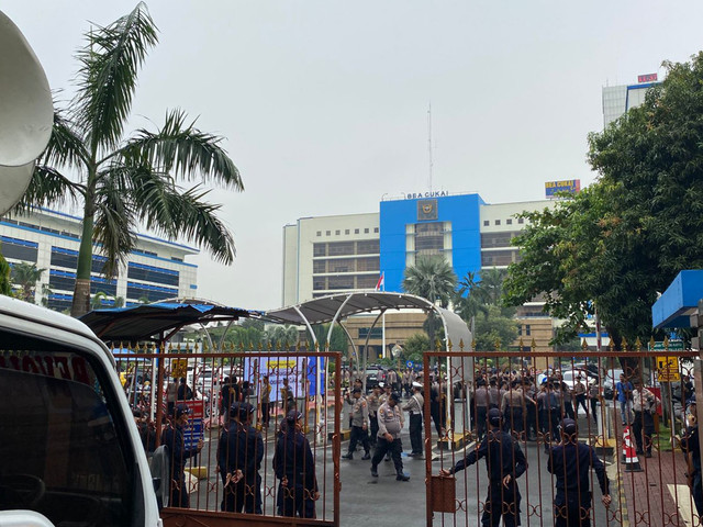 Indonesian Society of Steel Construction (ISSC) menggelar aksi massa di depan Kantor Pusat Direktorat Jenderal Bea dan Cukai (DJBC), Kementerian Keuangan, Rawamangun, Jakarta Timur, pada Selasa (28/10). Foto: Muhammad Fhandra/kumparan