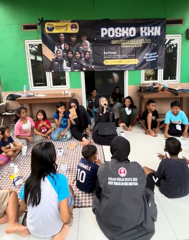 Kegiatan sosialisasi gemar menabung kepada anak-anak Kp.Peusar di Balai Warga RT.08, RW.001. Mahasiswa KKN Kelompok 19 ITB Ahmad Dahlan 2025. (Sumber: Dokumentasi Pribadi)