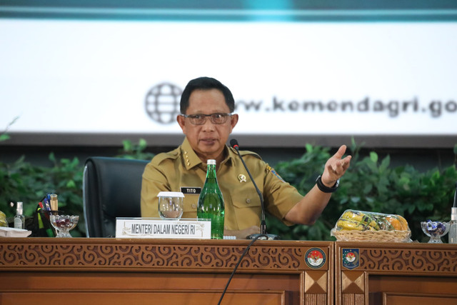 Mendagri Tito Karnavian membuka Rakor Sinkronisasi Program dan Kegiatan Kementerian/Lembaga Pemerintah Non-Kementerian dengan Pemerintah Daerah Tahun 2025 di Balairung Rudini, Kampus IPDN Jatinangor, Kabupaten Sumedang, Senin (27/10/2025). Foto: Kemendagri RI