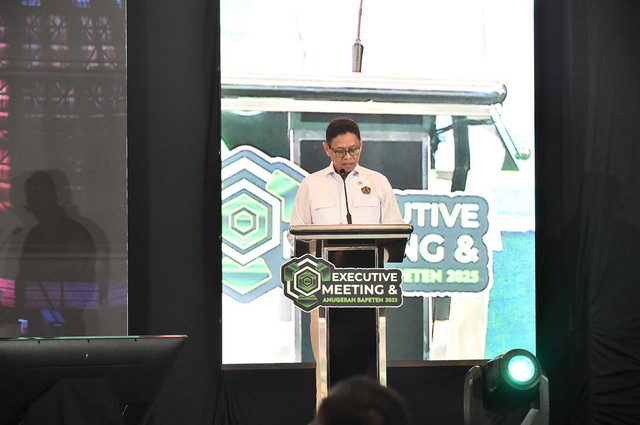 Wamen ESDM Yuliot saat menjadi pembicara kunci pada acara Badan Pengawas Tenaga Nuklir (BAPETEN) Executive Meeting dan Penganugerahan BAPETEN Award 2025 yang digelar di Jakarta, Senin (27/10/2025).  Foto: Kementerian ESDM