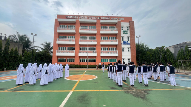 Suasana upacara memperingati Hari Sumpah Pemuda di SMA IT Ar-Rahmah Cendekia pada Selasa, 28 Oktober 2025.