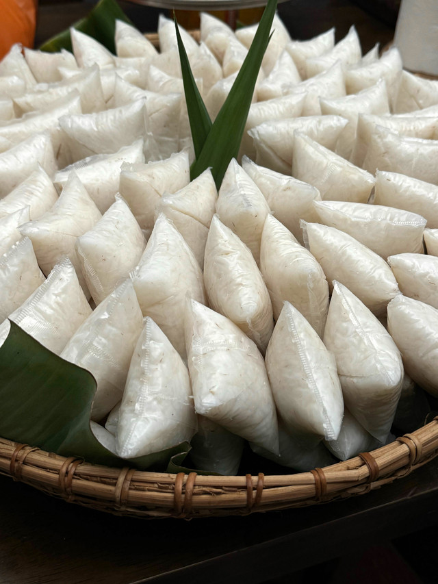 Ilustrasi masak lontong pakai plastik. Foto: MiszD/Shutterstock