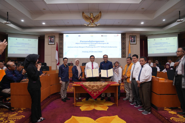 Penandatanganan MoU Kolaborasi Pengembangan AI antara Telkom dan Universitas Negeri Padang (UNP) pada acara Seminar Telkom AI Connect di Universitas Negeri Padang pada Senin (27/10). Foto: Telkom