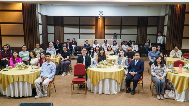 Universitas Pelita Harapan (UPH) berkolaborasi dengan TikTok Shop by Tokopedia menghadirkan program Certified Live Host pada 14 dan 17 Oktober 2025. Program ini dirancang untuk membekali mahasiswa dengan keterampilan praktis, strategi komunikasi yang relevan, dan wawasan industri live commerce yang terus berkembang pesat.