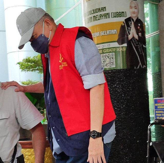 Mantan Gubernur Sumsel, Alex Noerdin sesuai diperiksa tim penyidik Pidana Khusus Kejati Sumsel terkait kasus dugaan korupsi proyek pembangunan Pasar Cinde. Foto : Istimewa