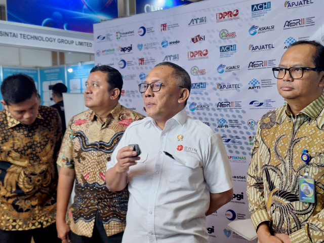 Kepala BRIN, Laksana Tri Handoko (ketiga kiri) menghadiri Indonesia Technology & Innovation 2025 di JIEXPO, Jakarta Pusat, Selasa (28/10/2025). Foto: Argya D. Maheswara/kumparan 