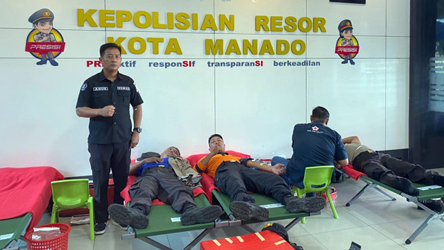 Kegiatan donor darah yang dilaksanakan di markas Polresta Manado dalam rangka menyambut HUT ke-74 Humas Polri. (foto: istimewa)